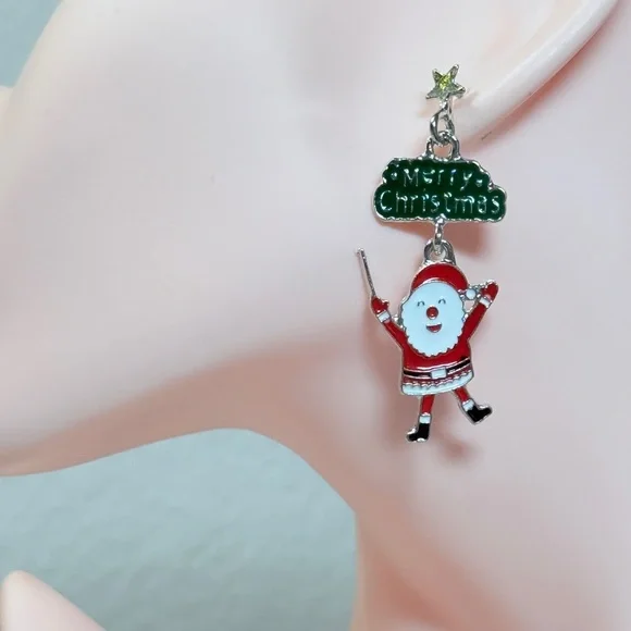 Cute Santa Earrings 🎅🏻 - Picture 3 of 6